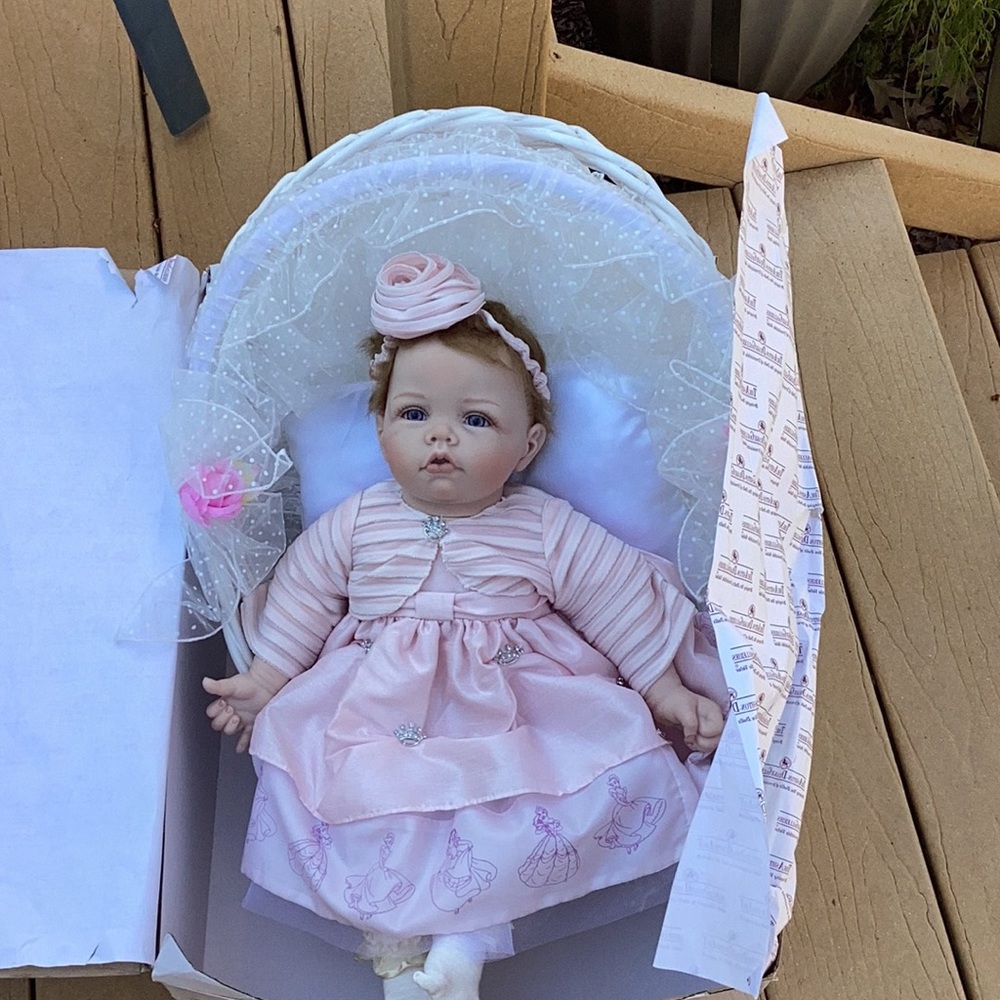 ASHTON DRAKE ELLY KNOOPS SO TRULY REAL DOLL W DISNEY DRESS BASSINET W PILLOW